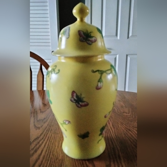 Chinoiserie Ginger Jar w/Flowers & Butterflies Andrea By Sadek Vintage HTF - Picture 2 of 6